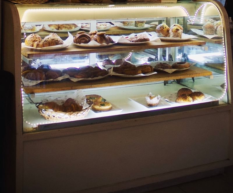 Vitrina iluminada con pan dulce en una cafetería