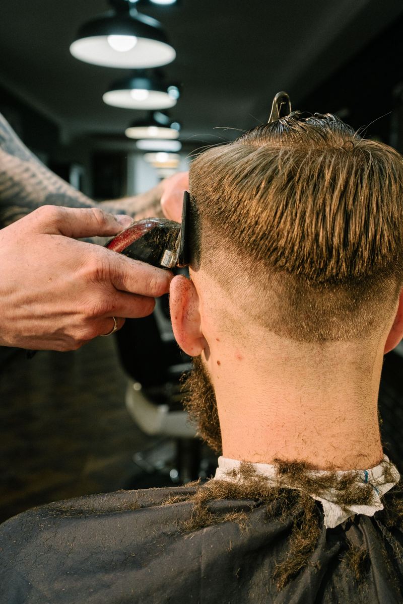 Corte de cabello visto por detrás en una barbería